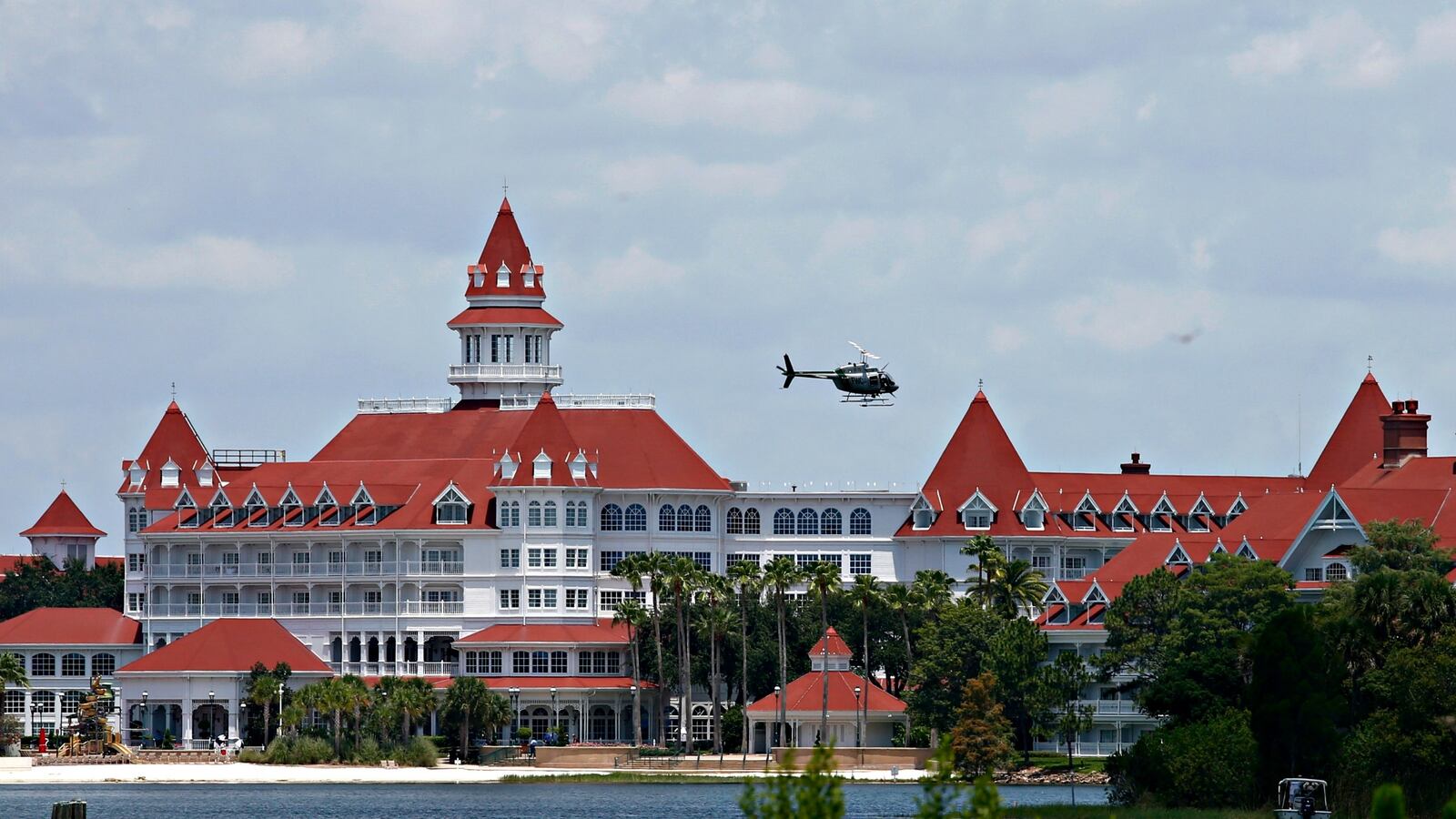 cheats/2016/06/15/no-warning-signs-at-disney-beach/160615-disney-lagoon-body-cheat_vjjcp5