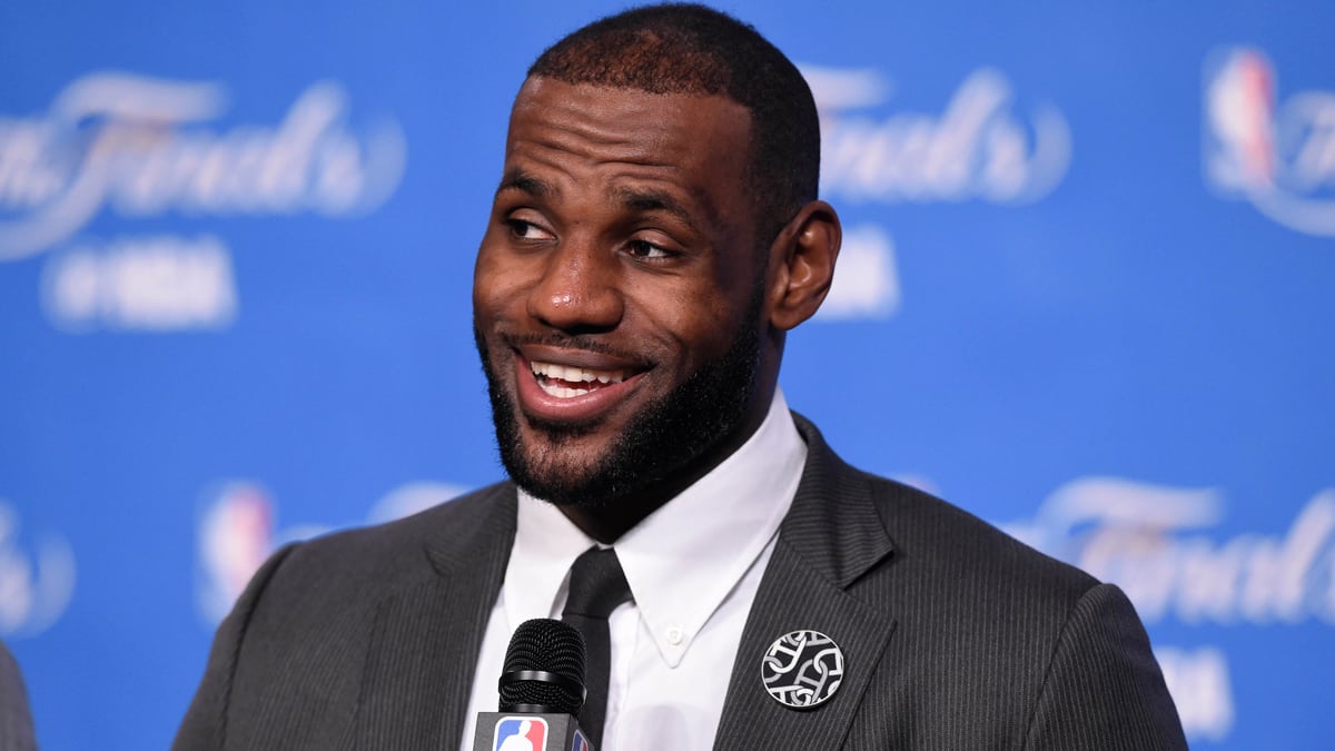 cheats/2016/11/17/lebron-to-give-2-5m-to-ali-exhibit/161117-lebron-ali-exhibit_fyfgzz