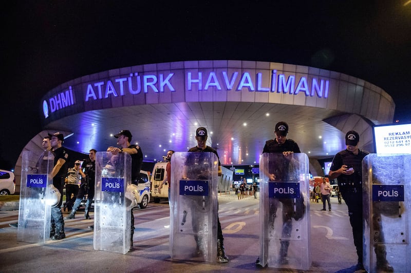 galleries/2016/06/28/ataturk-istanbul-turkey-airport-attack/160628-ataturk-turkey-attack-photo-08_rgpffi