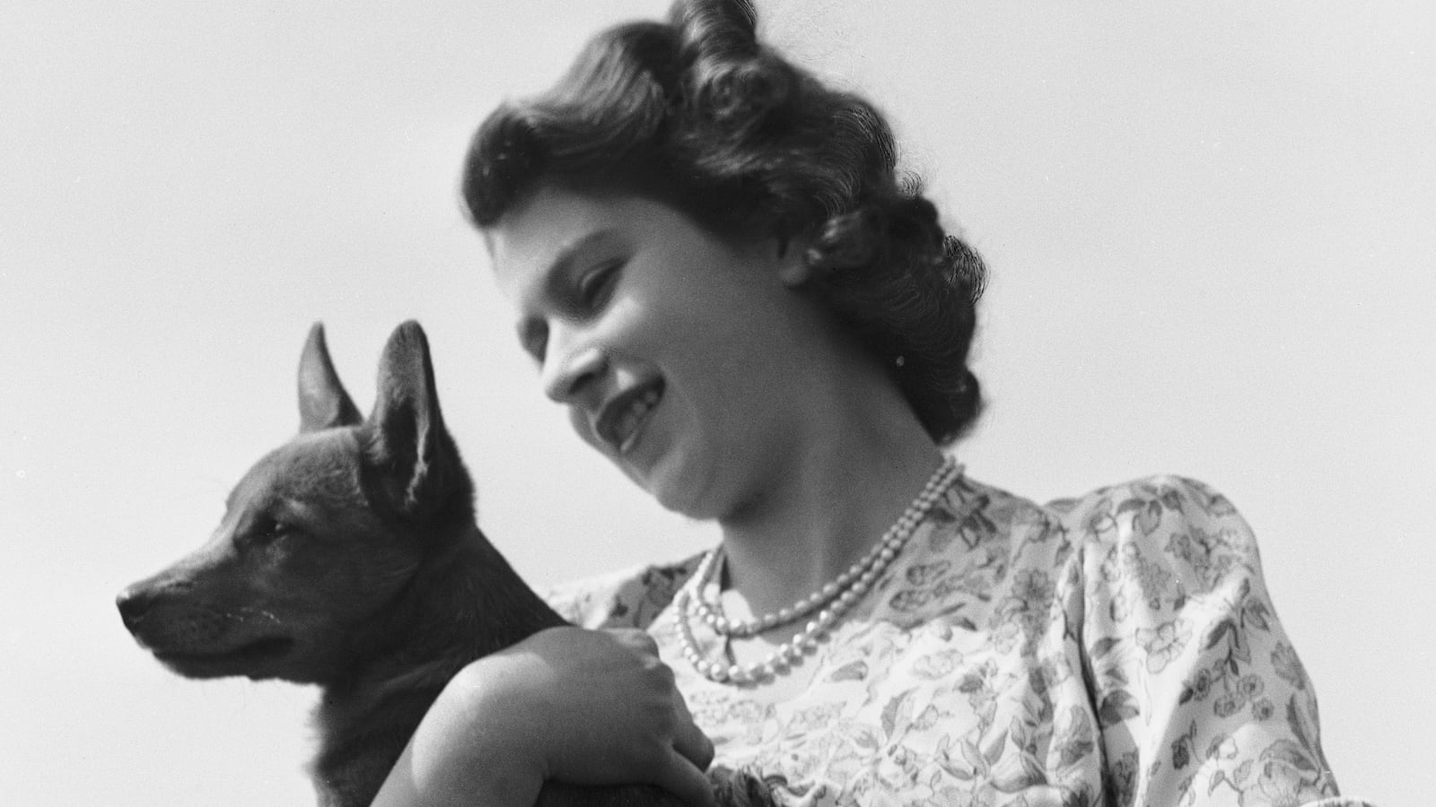 Princess Elizabeth with her pet Corgi Sue or Susan at Windsor Castle, UK, 30th May 1944. (Photo by Lisa Sheridan/Hulton Archive/Getty Images)