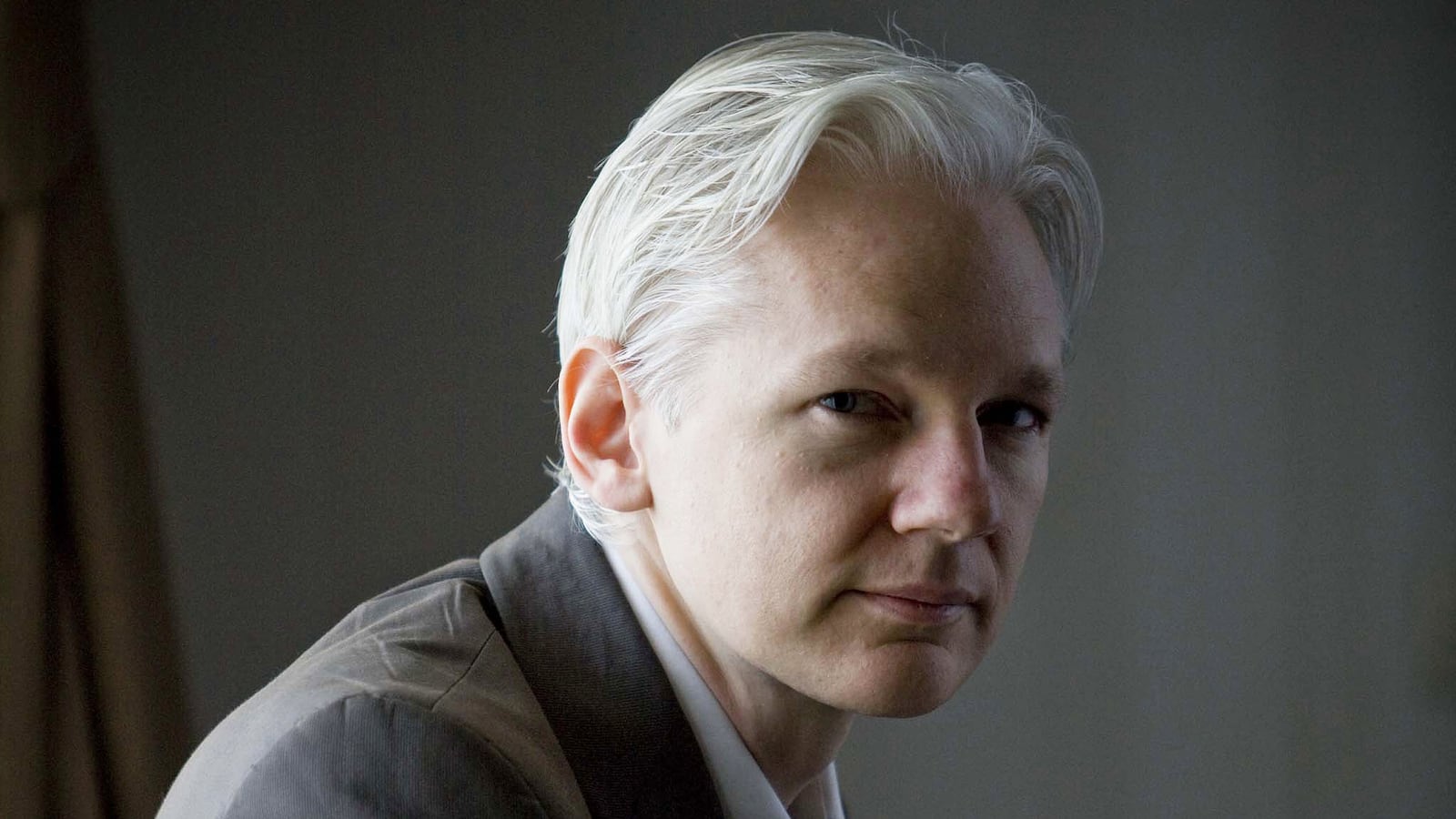 articles/2014/06/26/wikileaks-founder-makes-fashion-debut-beyonce-shares-wedding-footage/140626-assange-model-cheat_ef9922