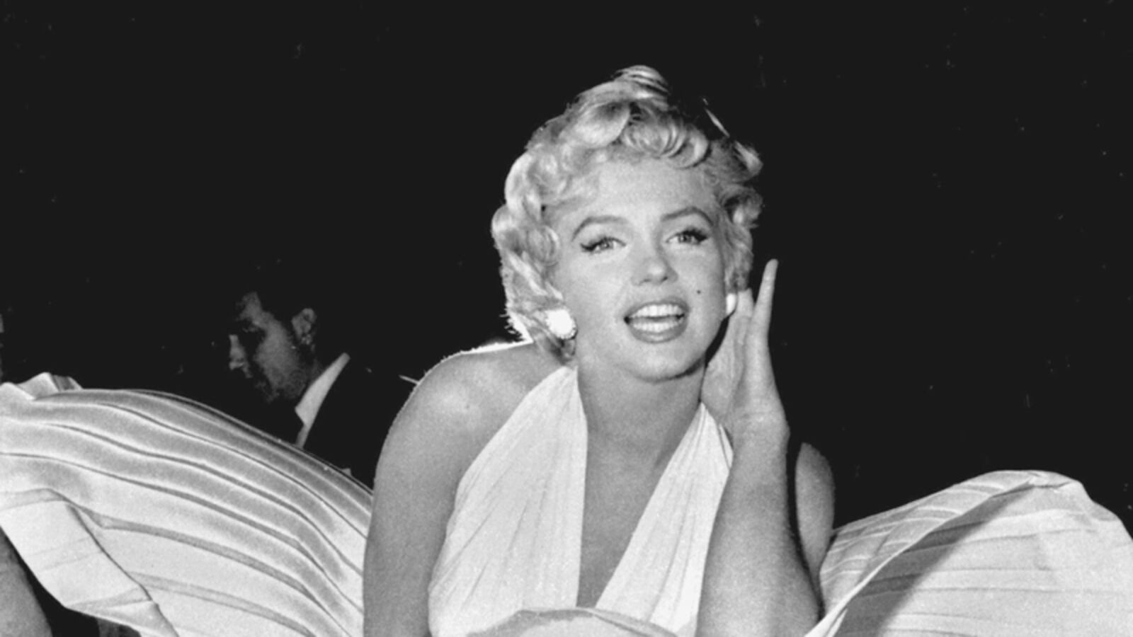 cheats/2011/06/19/marilyn-monroe-s-dress-auctioned-for-5-6m/marilyn-monroe-dress-auction-cheat_svtinz