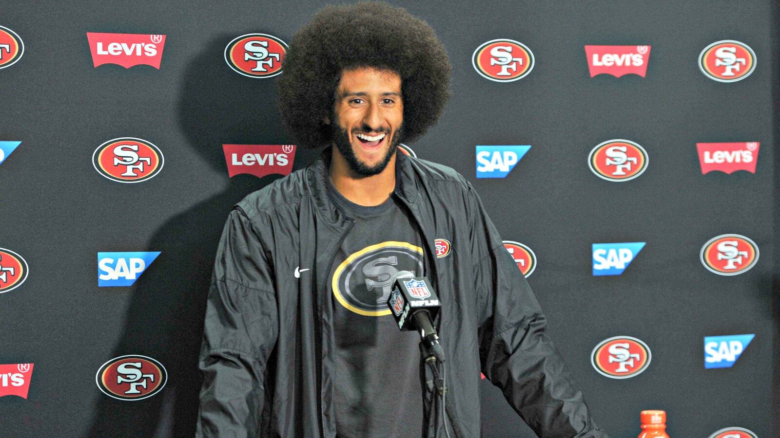 cheats/2016/10/11/colin-kaepernick-back-in-starting-qb-role/161011-colin-kaepernick-cheat_vwjobc