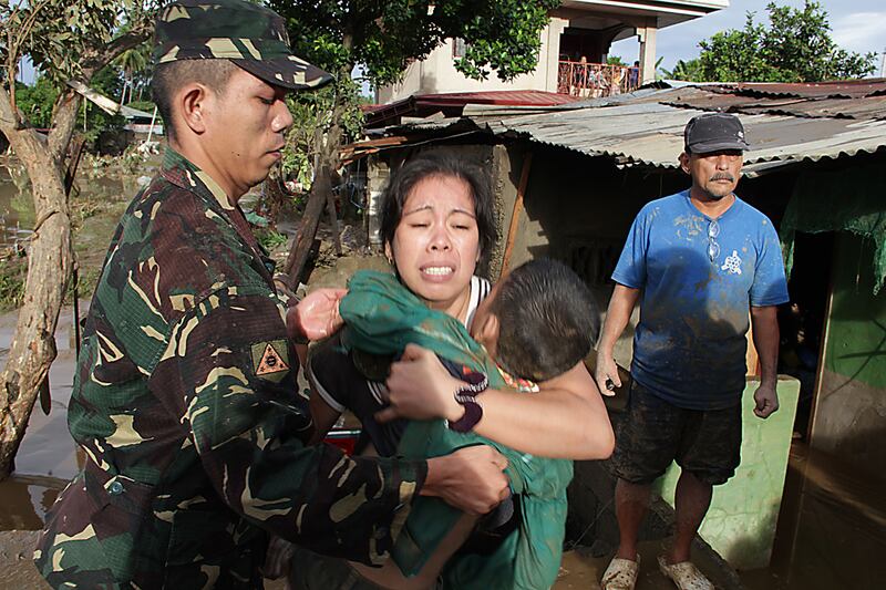 galleries/2011/12/17/philippines-typhoon-kills-hundreds-photos/philippines-floods-photos-mother_exi27g