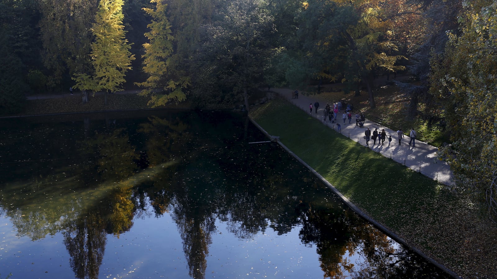 2015-11-01T120000Z_604543930_GF20000042082_RTRMADP_3_FRANCE-WEATHER_khkron