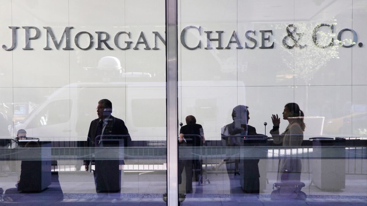 cheats/2012/05/14/heads-to-roll-at-jpmorgan/jpmorgan-execs-leave-cheat_midzrj