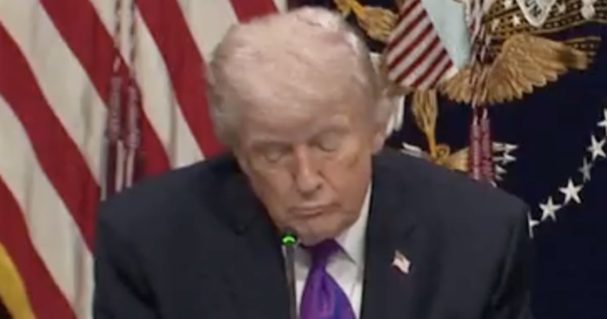 Der 79-jährige Trump kann bei seiner eigenen Sitzung die Augen nicht offen ...