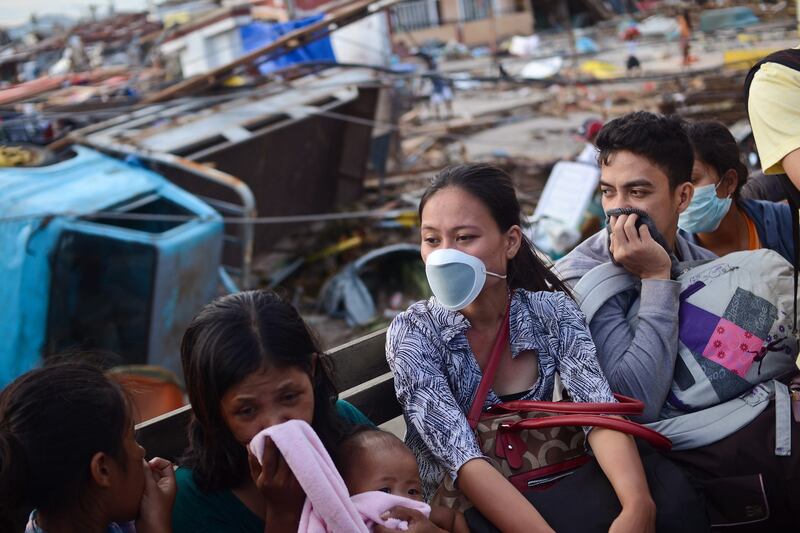 galleries/2013/11/14/aid-arrives-for-typhoon-ravaged-philippines-photos/philippine-aid-gal-16b_rrejik