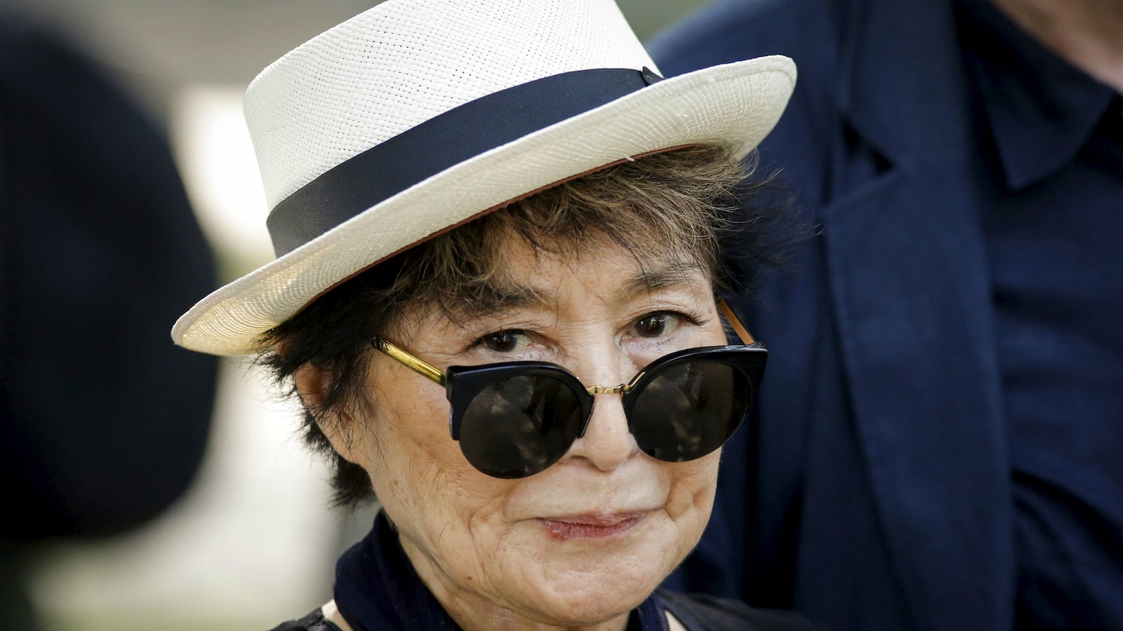 cheats/2015/10/13/yoko-john-lennon-was-bisexual/R151013-yoko-ono-daily-beast-interview-cheat_sqa9hj