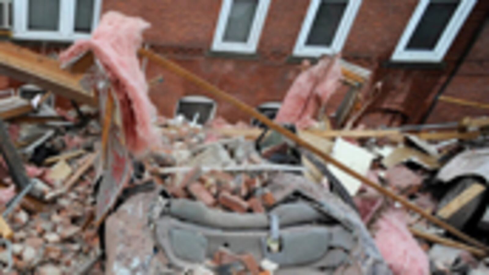 articles/2011/06/01/tornado-hits-springfield-massachusetts-video-photos/twisters-slam-massachusetts_184956_oxmkrn