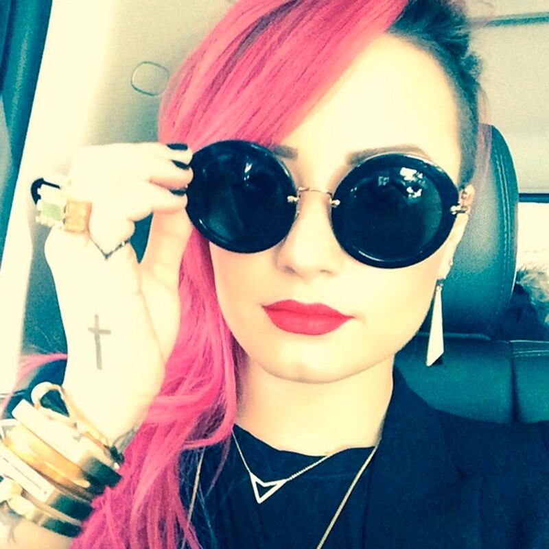galleries/2014/03/30/beyonce-january-jones-and-the-best-celebrity-selfies-of-the-week/140328-selfies-ddlovato_gwgre1