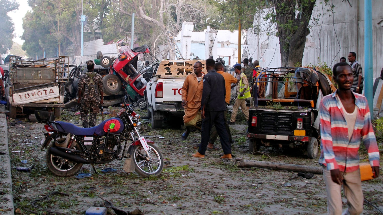 171028-mogadishu-bombing-hotel-siege-cheat_ze0cct