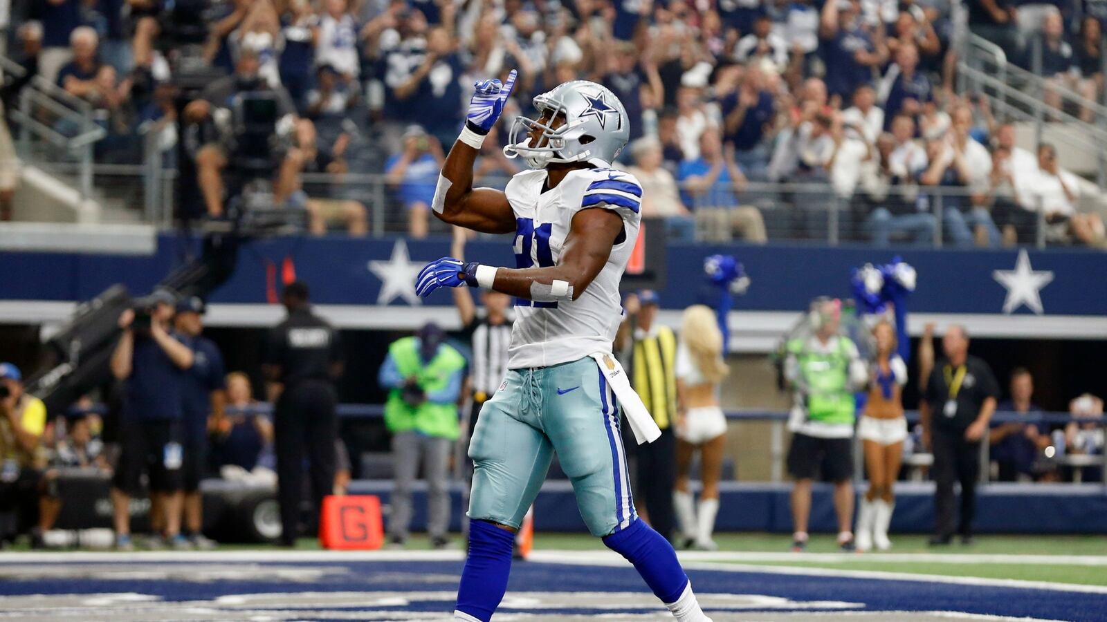 cheats/2015/11/25/nfl-player-arrested-for-assaulting-cop/151125-randle-cheat_fuppr3