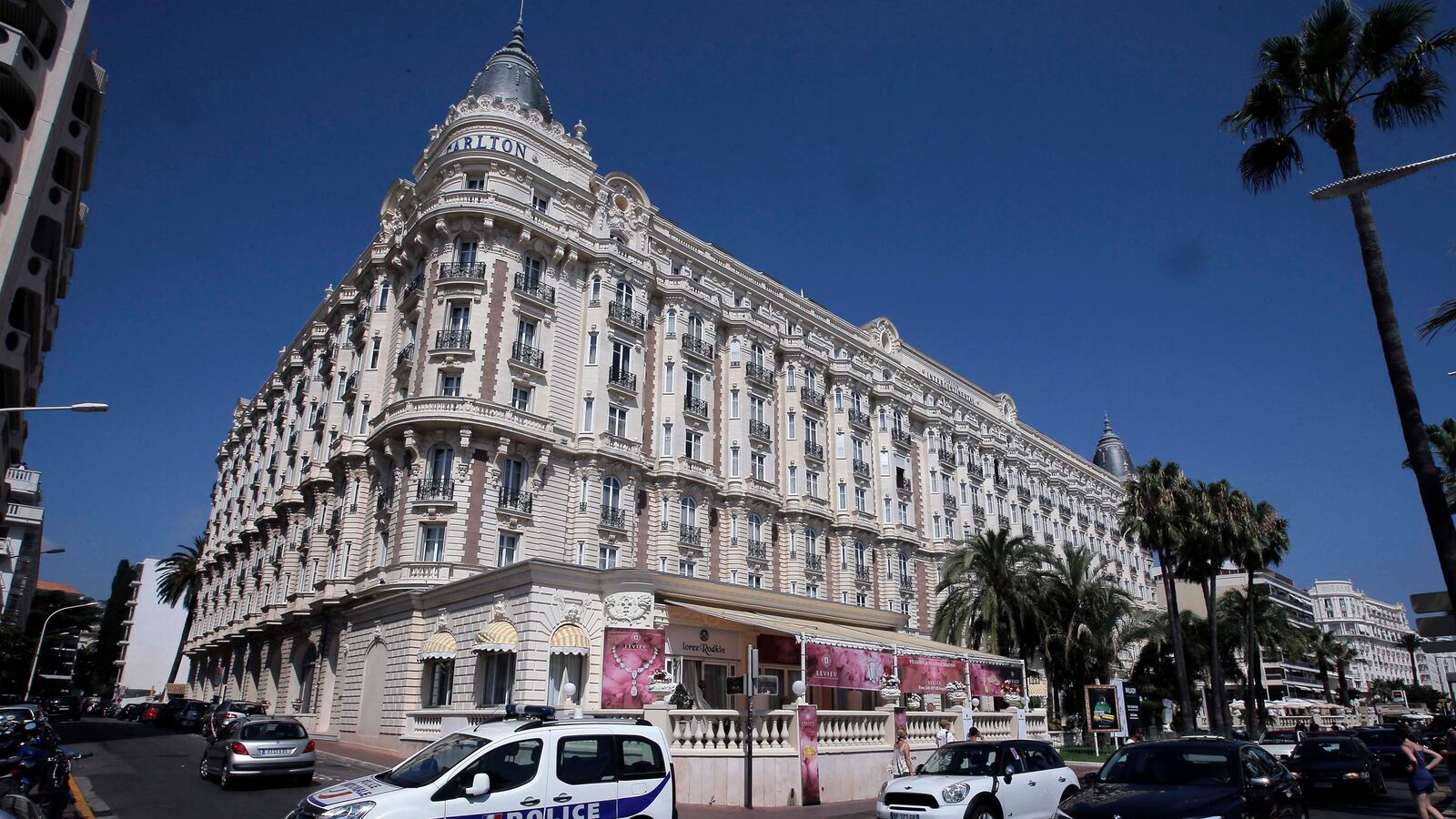 cheats/2013/07/29/50m-of-jewels-stolen-in-cannes-heist/130729-jewelry-robbery-cannes-cheat_rion0f