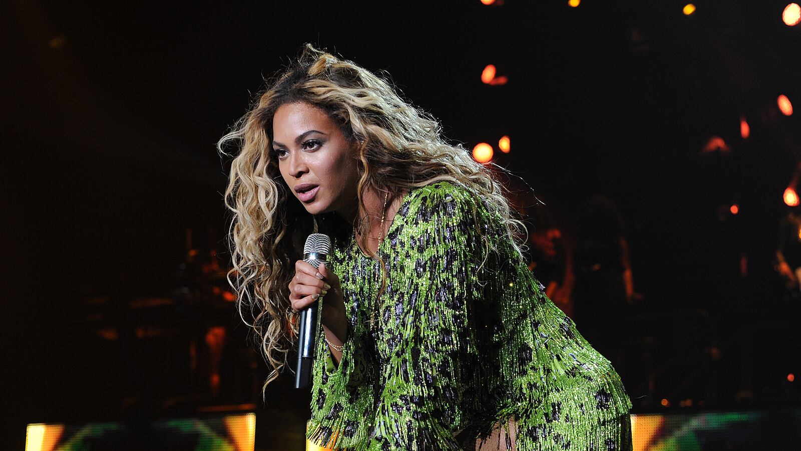 cheats/2013/08/07/beyonc-bikes-to-brooklyn-concert/130807-beyonce-cheat_j72tmf