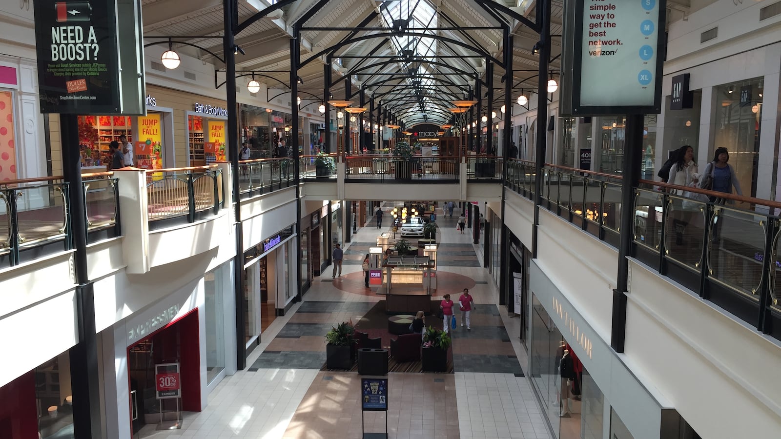 2015-09-24_12_09_40_Interior_of_the_Dulles_Town_Center_Mall_in_Dulles_Town_Center__Loudoun_County__Virginia_qhhtkv