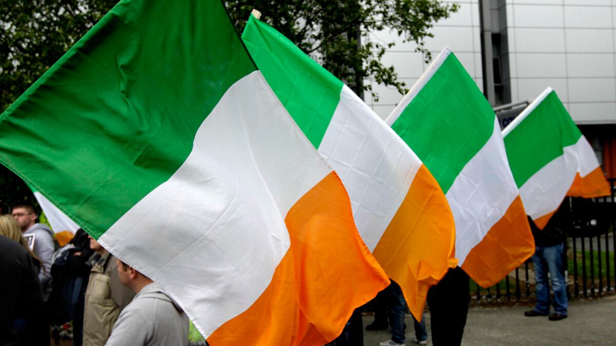 cheats/2011/07/12/moody-s-cuts-irish-credit-to-junk-status/irish-flags-cheat_dkrqyo