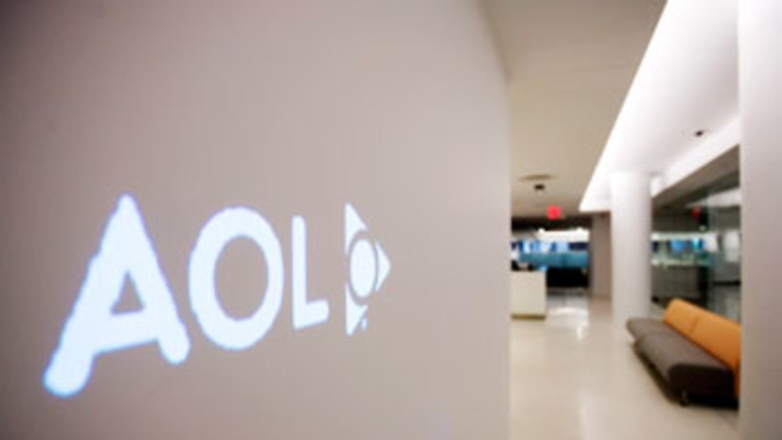 cheats/2010/12/06/aol-mulls-breakup-merger-with-yahoo/aol-office_w8bdvb