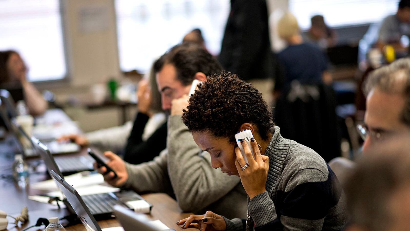 articles/2012/11/06/an-anxious-mood-at-an-obama-field-office-in-chicago/dialing-for-obama-grove_gguetb