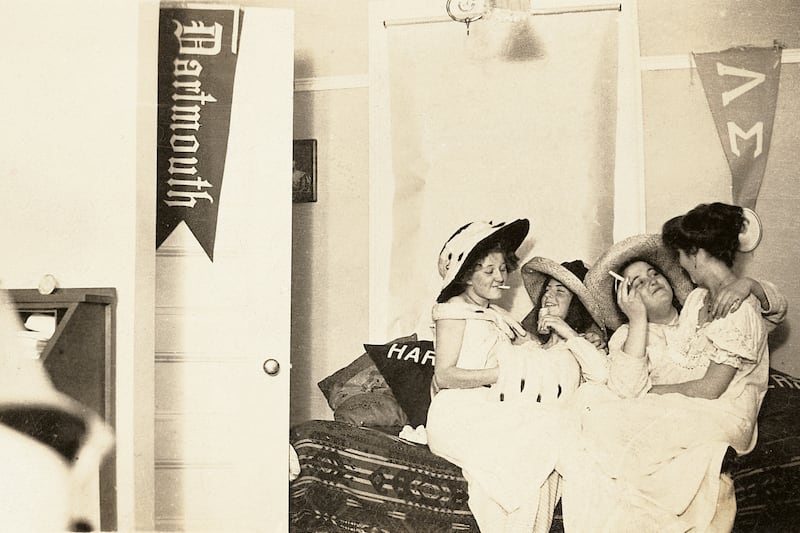 galleries/2014/05/31/vintage-photos-of-gay-pride-and-love-from-1900-1960/140529-invisibles-3_a8sfh6