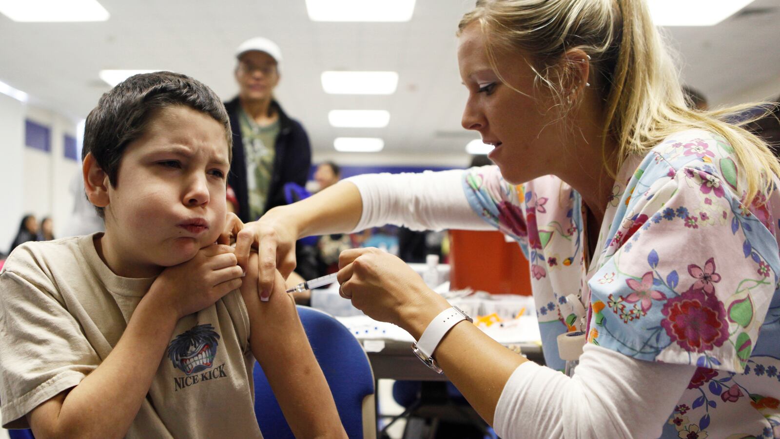 articles/2014/02/04/pediatrician-don-t-make-me-the-bad-guy-by-teasing-your-kid-about-shots/140203-needles-saunders-tease_gefe7r