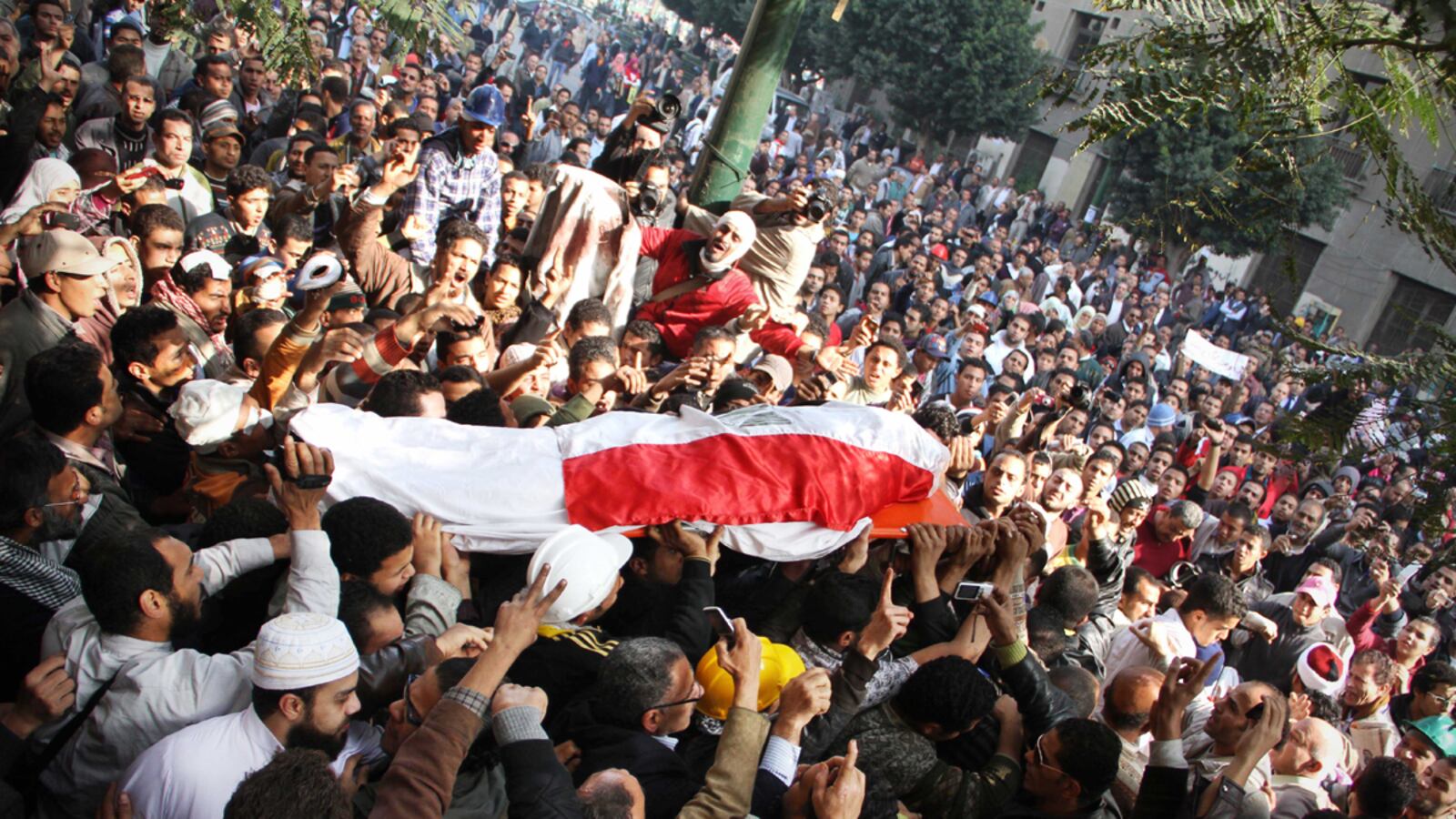 cheats/2011/12/19/official-throw-egypt-protesters-in-hitler-s-oven/tahrir-square-clashes-cs_qokyny