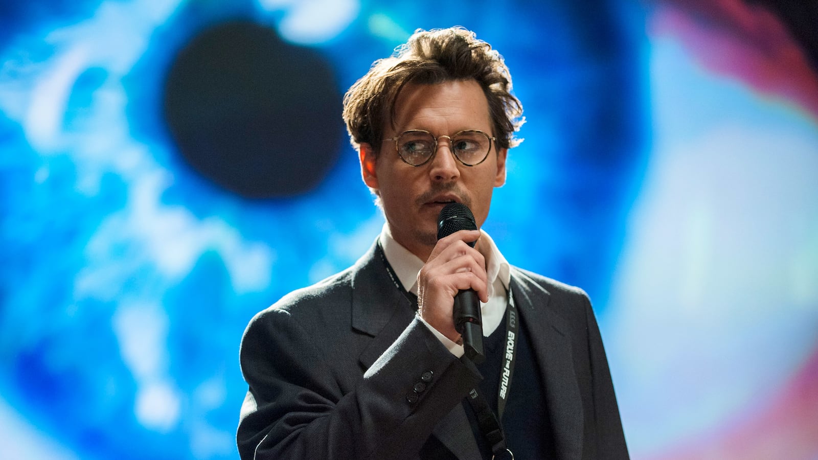 articles/2014/04/17/how-transcendence-director-wally-pfister-became-christopher-nolan-s-secret-weapon/140415-romano-director-tease_lqmvav