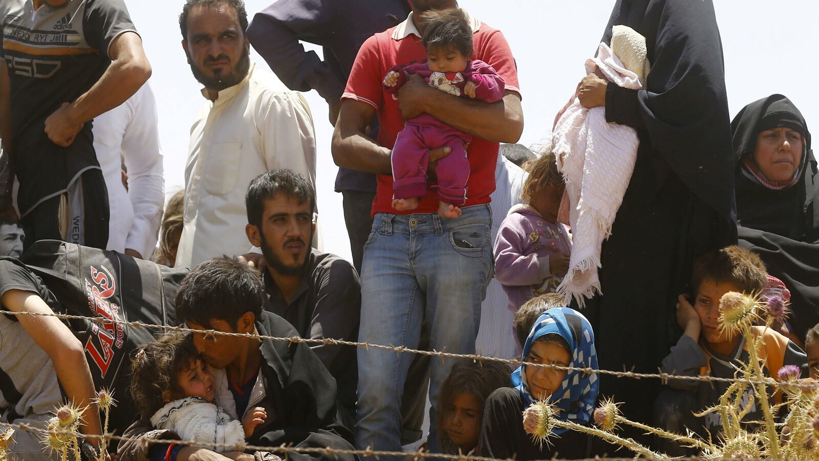 cheats/2015/06/15/syrian-kurds-seize-isis-held-border-town/150615-syrian-civilians-flee-turkey-border_xlista