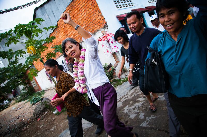 galleries/2013/11/23/mu-sochua-and-monks-protest-in-cambodia-s-political-spring/131115-cambodia5_zsnucv
