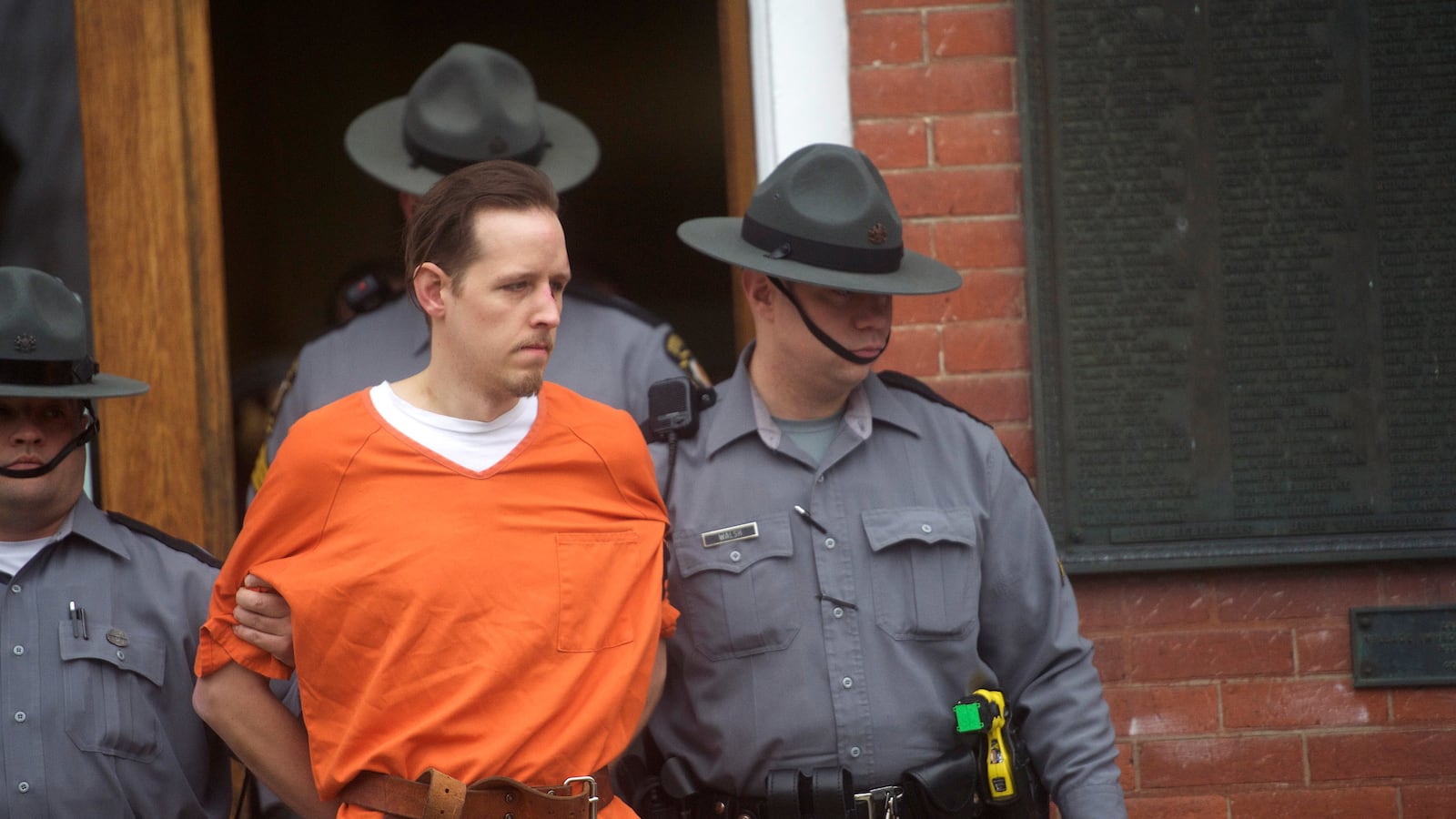 articles/2014/10/31/marshals-capture-eric-frein-america-s-most-wanted-fugitive/141031-daly-frein-arrest-tease_o9bccs