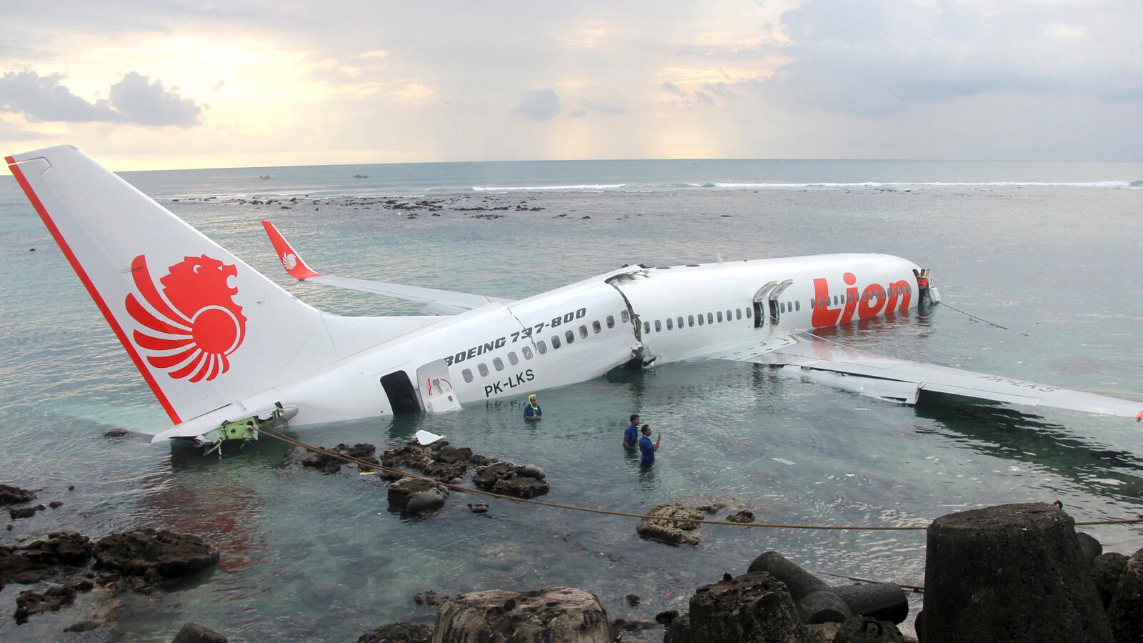 cheats/2013/04/13/plane-lands-off-bali-coast/130413-bali-airplance-crash-cheat_a0xa8a