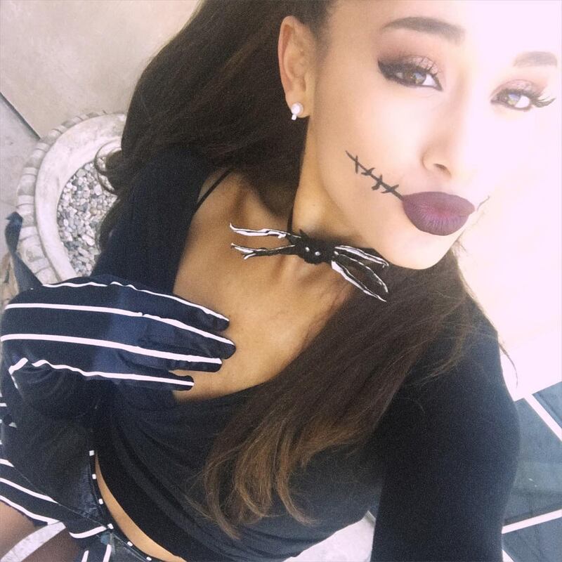 galleries/2015/10/31/best-celebrity-halloween-costumes-2015-photos/151031-celeb-halloween-outfits-02_lpay8j
