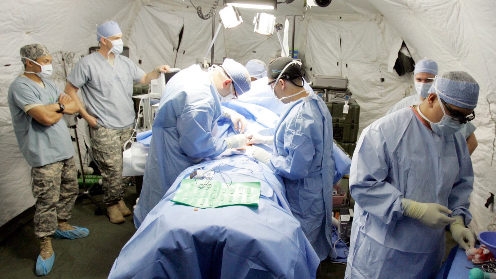 articles/2013/07/04/from-hero-to-homeless-tara-dixon-s-story/130702-female-army-trauma-surgeon-tease_dkgghr