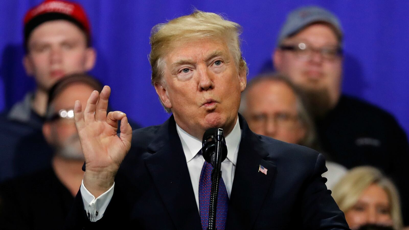 180205-trump-lawyers-cheat_kpdspr