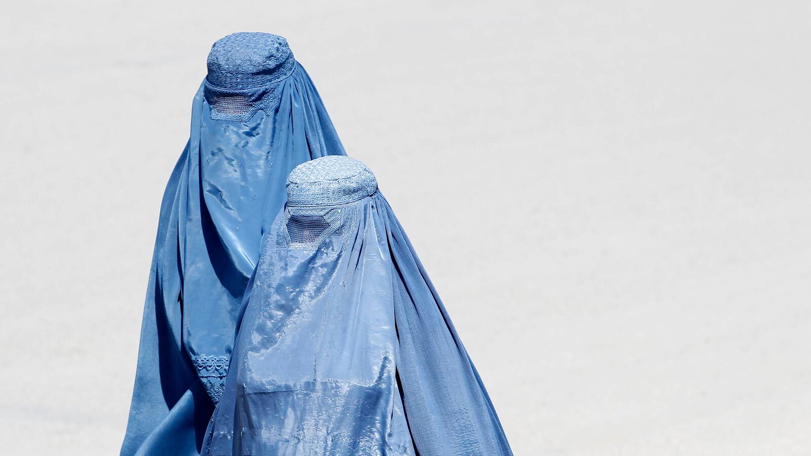articles/2015/10/26/watch-trump-says-women-like-burqas-because-they-don-t-need-to-wear-makeup/151027-kirell-trump-burqa-tease_bzp5aw