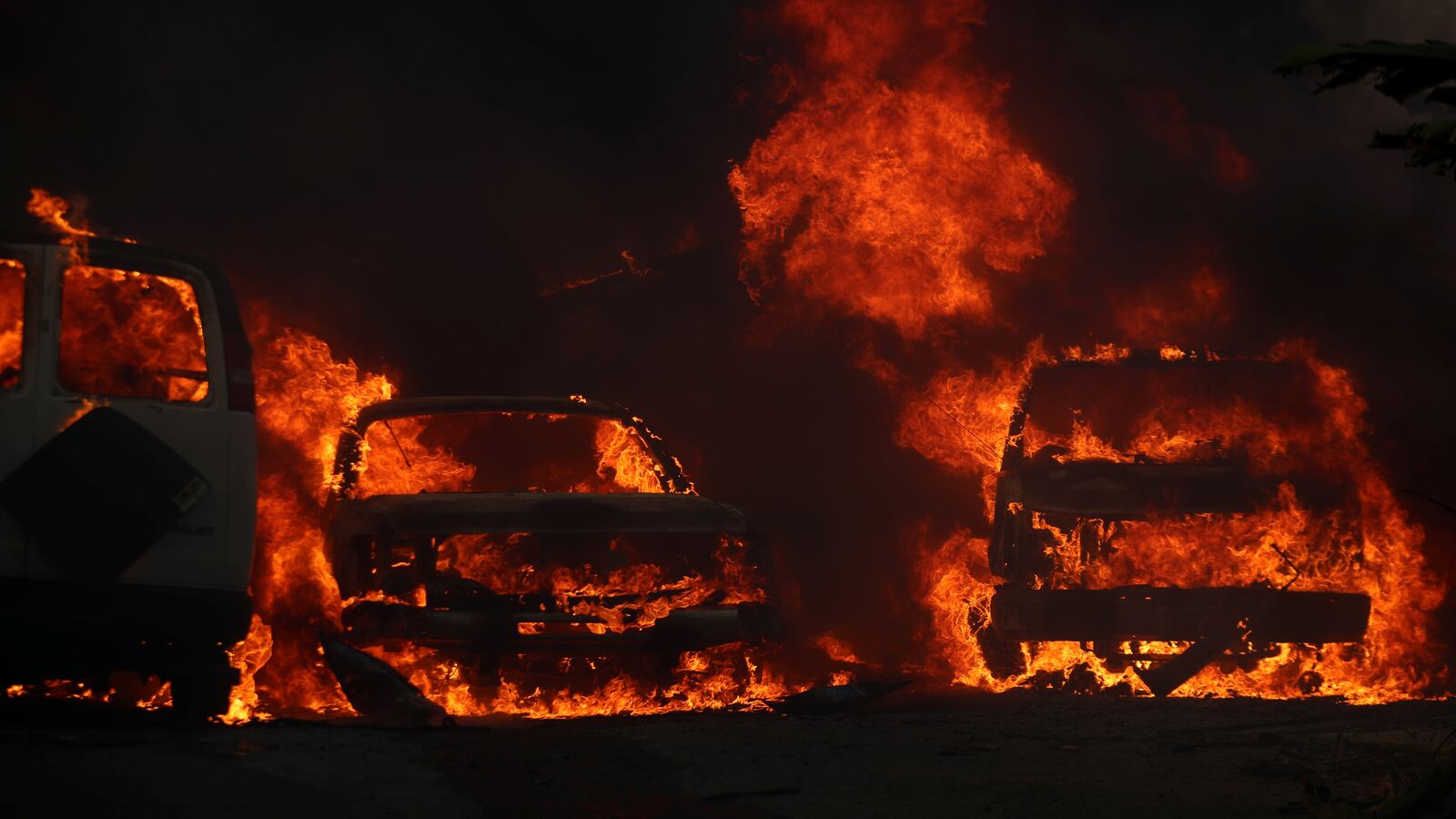 2017-12-07T232309Z_1759724477_RC1AD432F020_RTRMADP_3_USA-WILDFIRES_kkmlg0