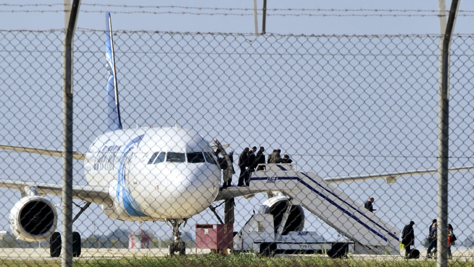articles/2016/03/29/love-sick-man-hijacks-plane-to-get-love-letter-to-his-ex/160329-egyptair-hijack-sykes_ymlsld
