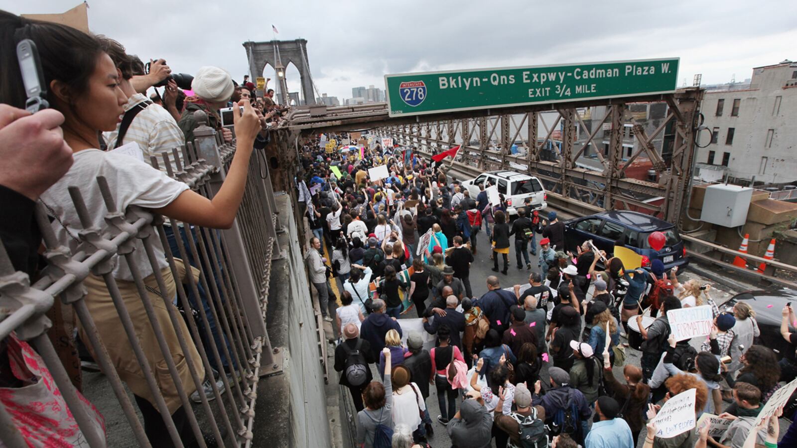cheats/2011/10/02/nyc-cops-arrest-700-protesters/occupy-wall-street-brooklyn-bridge-arrests-cs_skojje