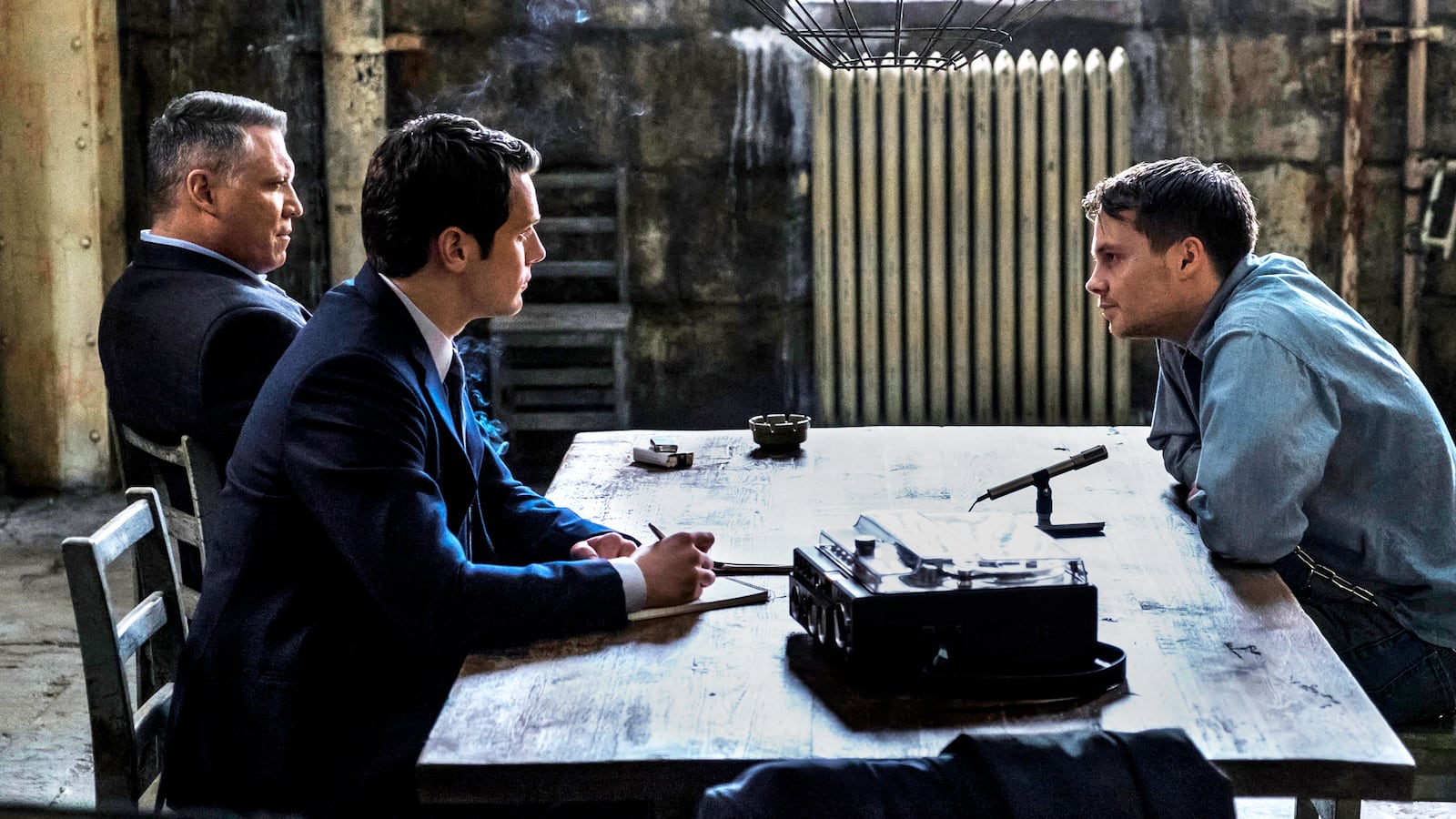 171011-schager-mindhunter-tease_yzzovs