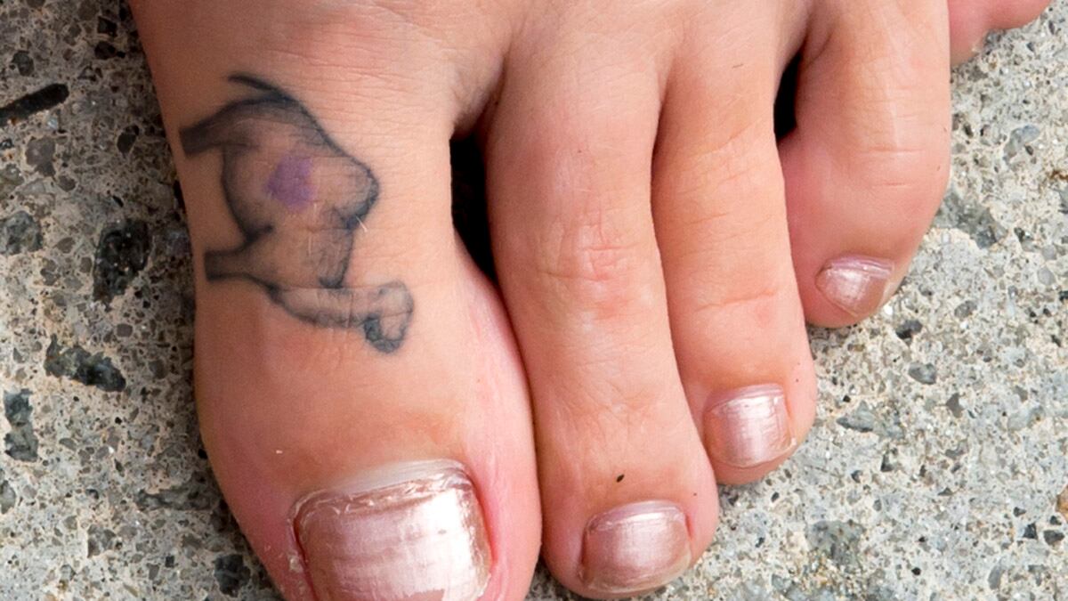 articles/2014/07/15/prince-charles-meets-camel-toe-in-cornwall/cameltoe_iivnoe