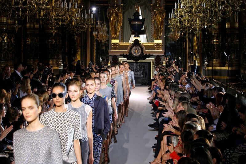 galleries/2011/09/30/paris-fashion-week-spring-summer-2012-photos/paris-fashion-mccartney_m9edb9