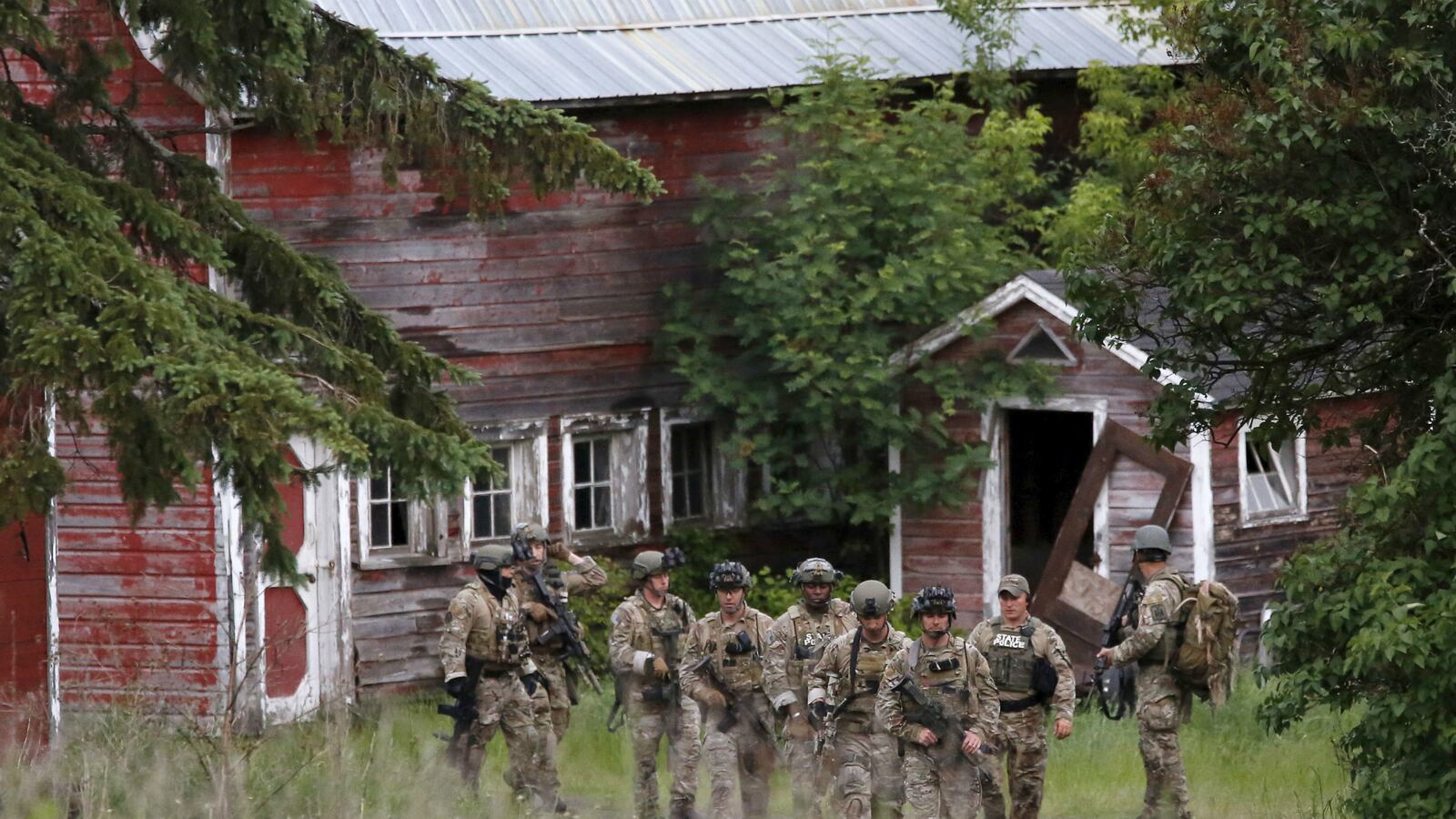 cheats/2015/06/09/cops-escaped-killers-are-cornered/150609-prison-cops-cheat_nyv9x4