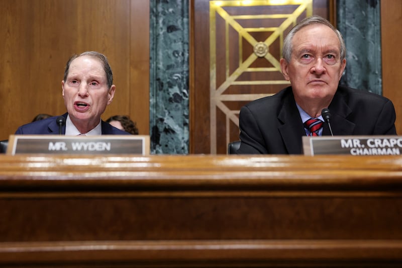 Ranking member Senator Ron Wyden (D-OR) and committee Chairman Sen. Mike Crapo (R-ID) question U.S. Health and Human Services Secretary Robert F. Kennedy Jr., as he testifies before a Senate Finance Committee hearing on President Donald Trump's 2026 health care agenda, on Capitol Hill in Washington, D.C., U.S., September 4, 2025. REUTERS/Jonathan Ernst
