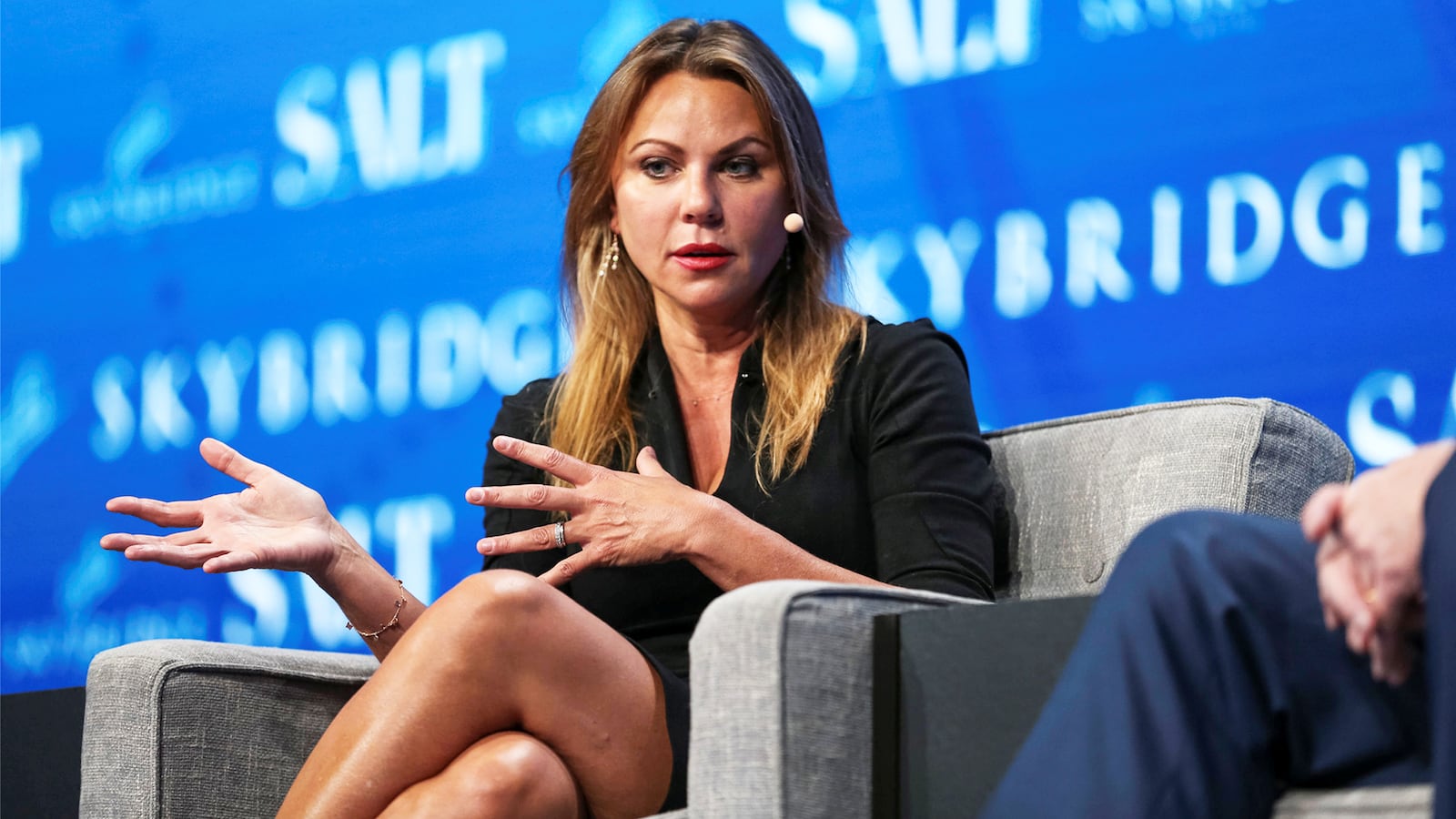 190410-Grove-Lara-Logan-tease_gqkf3j