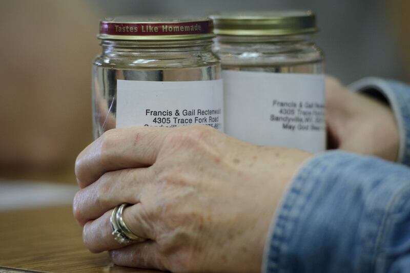 galleries/2014/03/02/the-west-virginia-river-no-one-can-drink-from-photos/140228-weastva-water12_nbo0fx