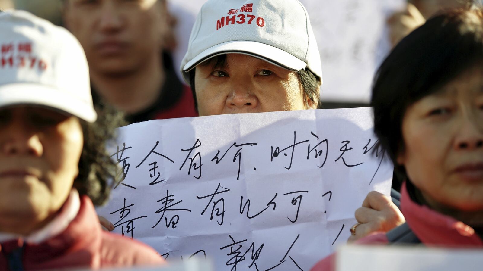 cheats/2016/05/26/possible-mh370-debris-probed-by-aussies/160526-mh370-debris-cheat_ve2oiq