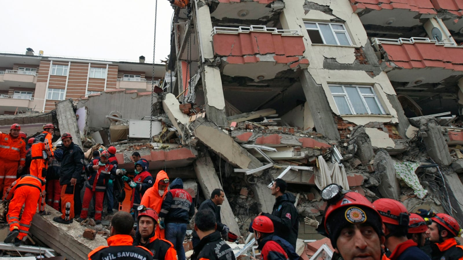 cheats/2011/10/26/three-more-pulled-from-turkey-rubble/turkey-earthquake-three-rescued-cheat_boxnzq