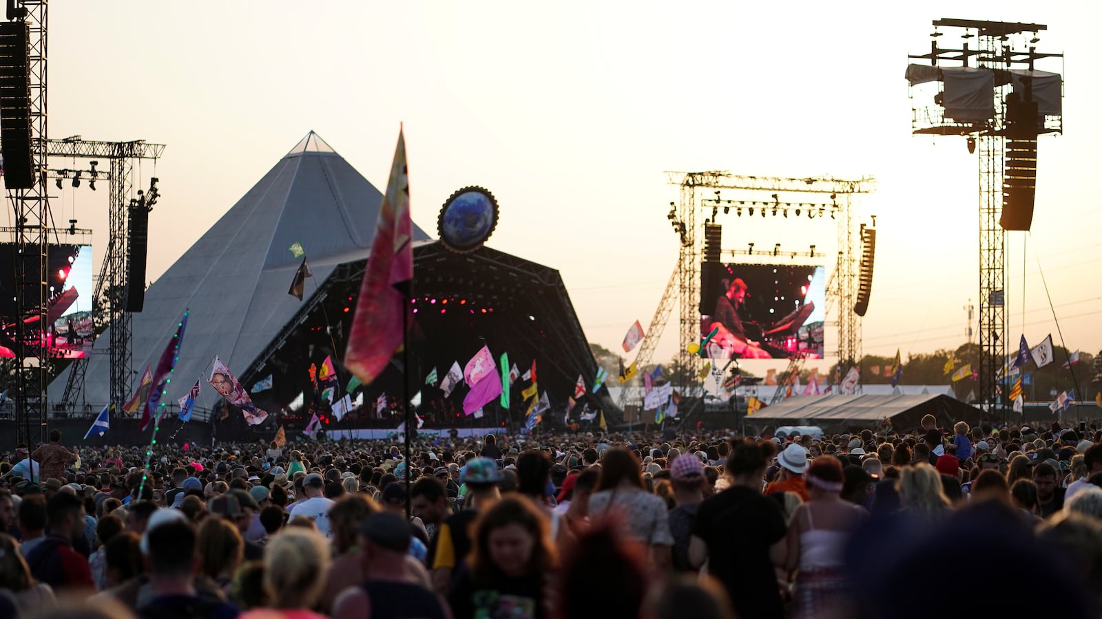 2019-06-28T202754Z_1224607283_RC1BFC194A10_RTRMADP_3_MUSIC-GLASTONBURY_hdoobb