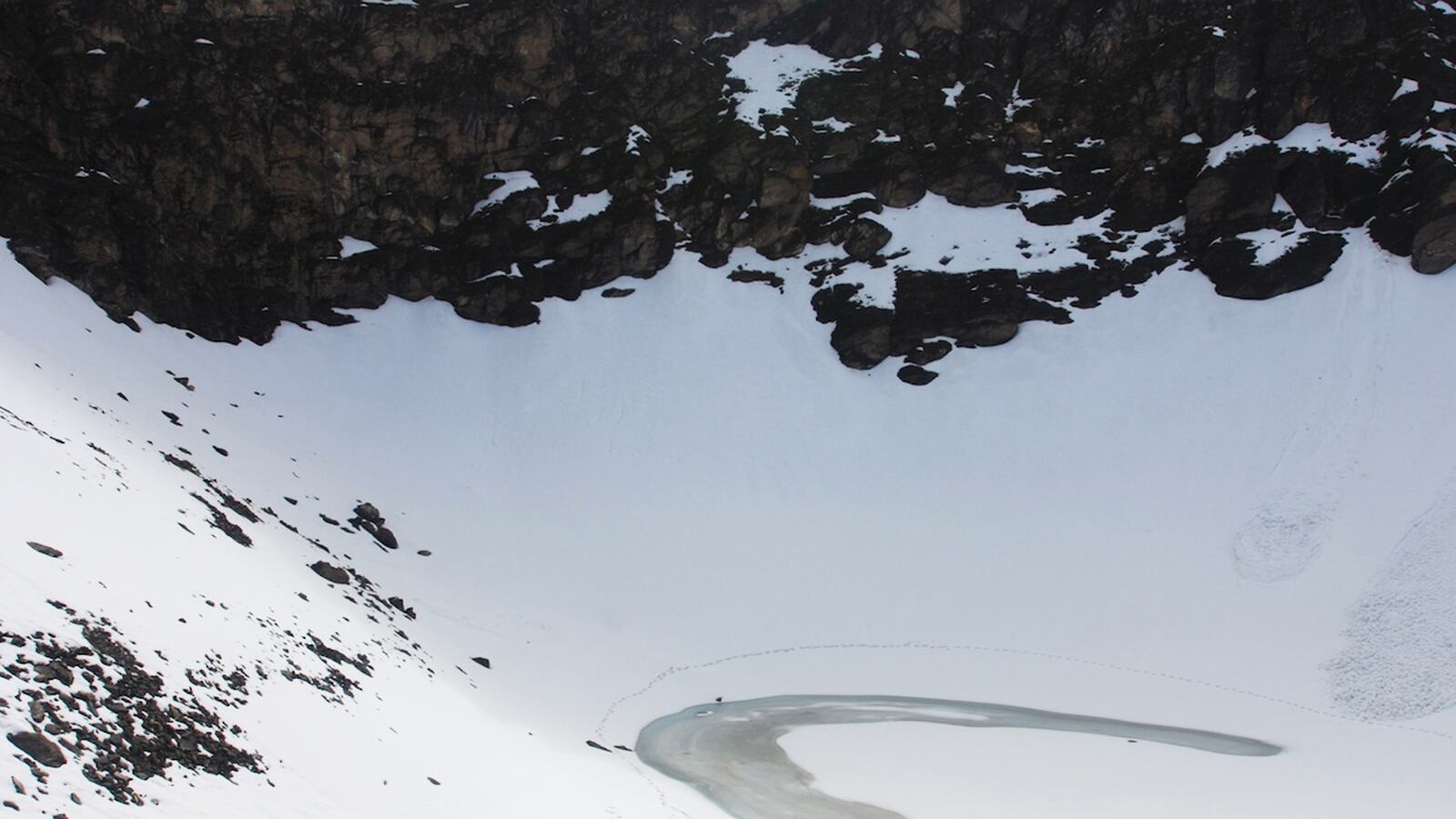 articles/2013/12/01/india-s-mysterious-skeleton-lake/131126-roopkund-lake_tyeisd