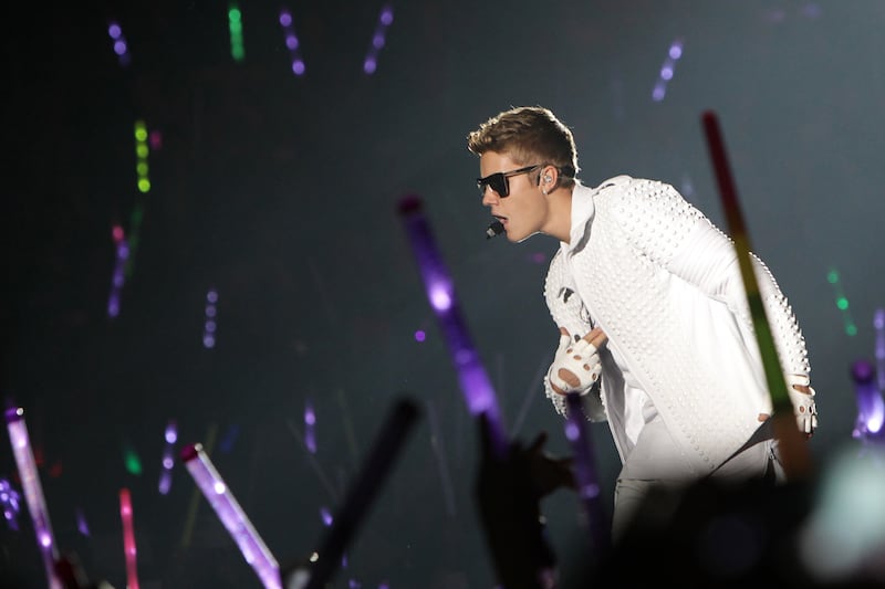 galleries/2013/12/20/biggest-celebrity-scandals-of-2013-miley-twerks-beyonce-lip-syncs-and-more/2013-celeb-scandal-bieber_j0bjmq